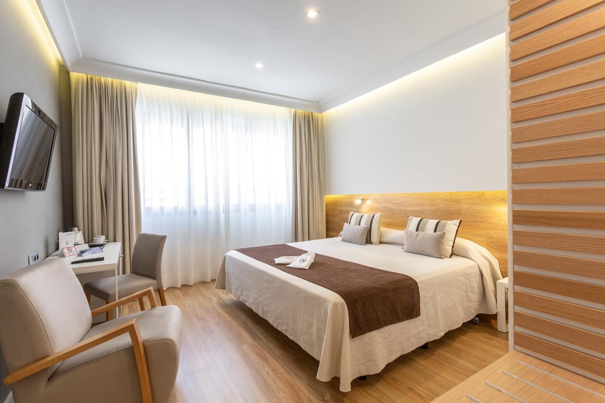Quarto com Cama de Casal ou 2 de Solteiro