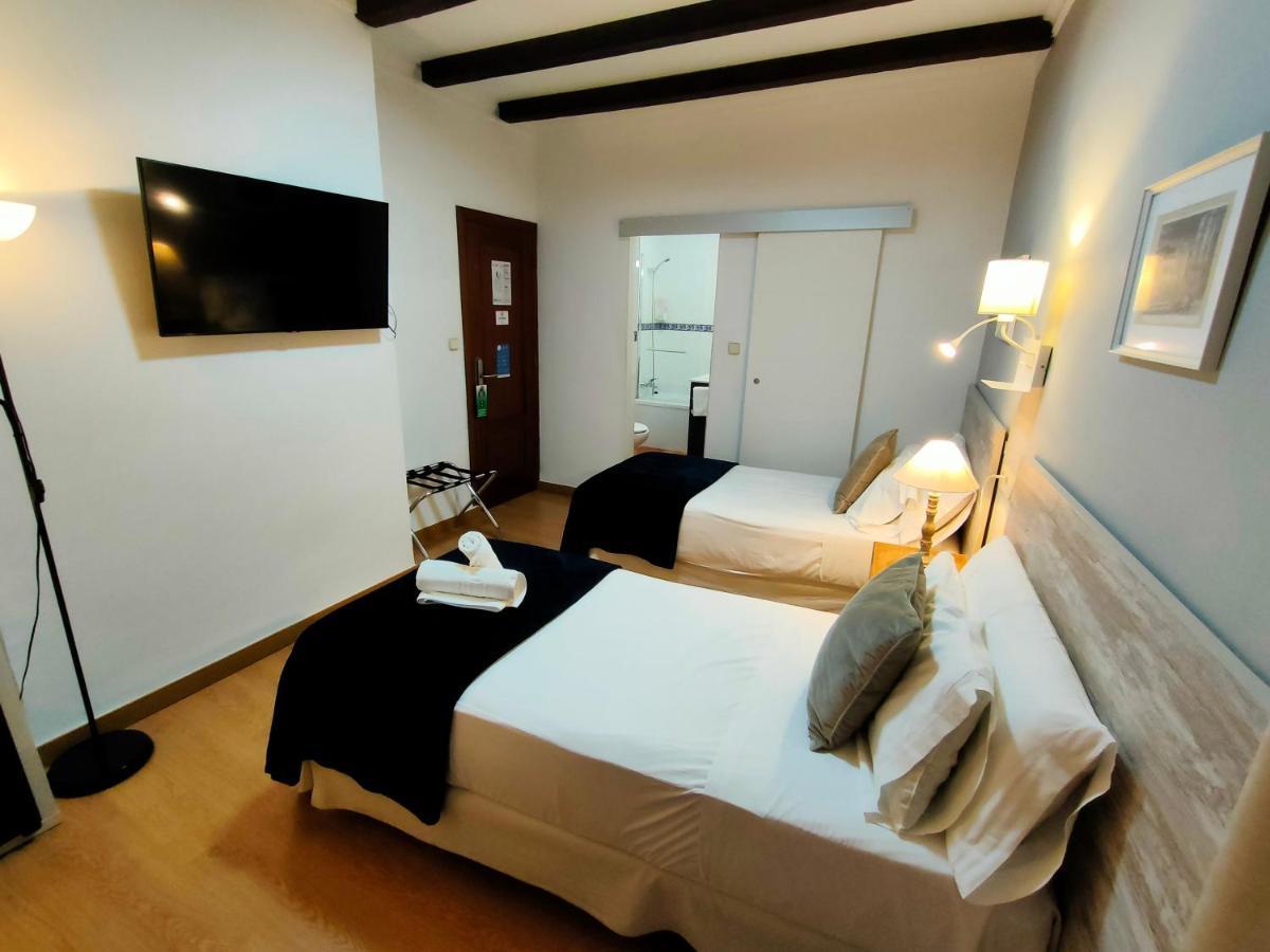Quarto Econômico Interior com 2 Camas de Solteiro