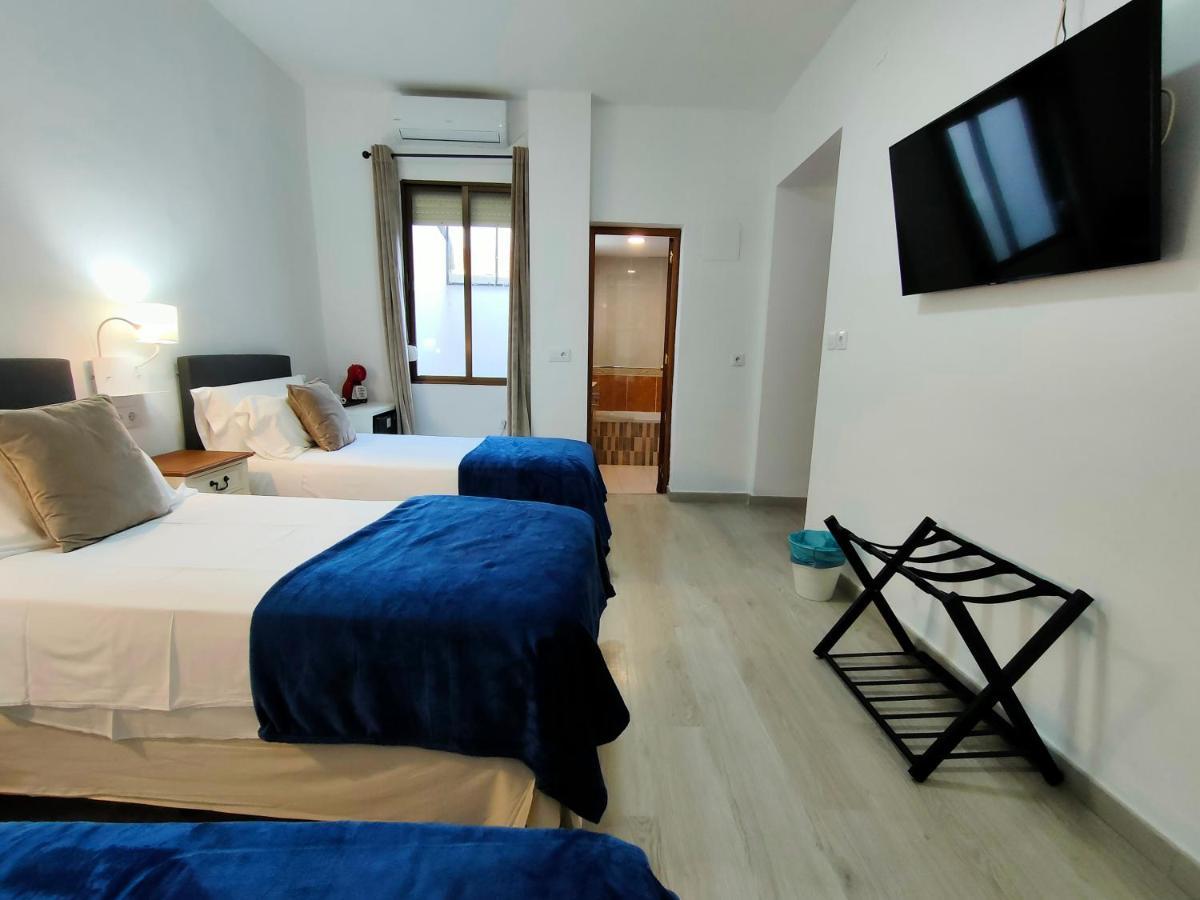 Quarto com 2 Camas de Solteiro e Cama Extra
